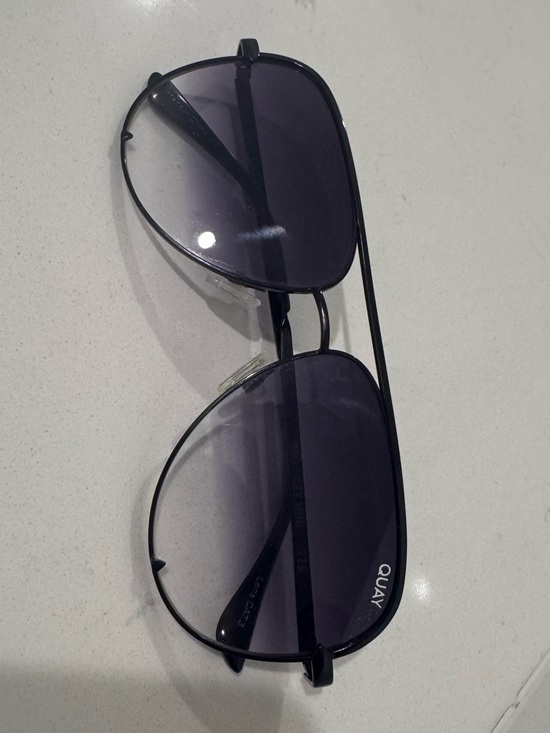 DEZI Quay Australia Black Aviator Sunglasses with Gradient Smoke Lenses main image 4